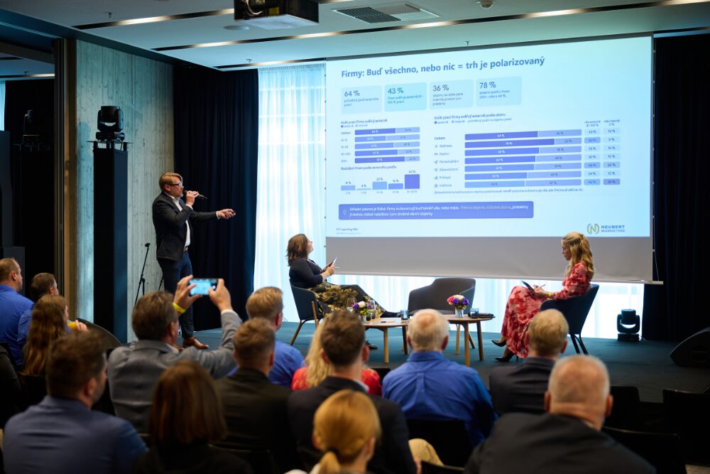 Networking between visitors and exhibitors at INTERCLEAN 2026